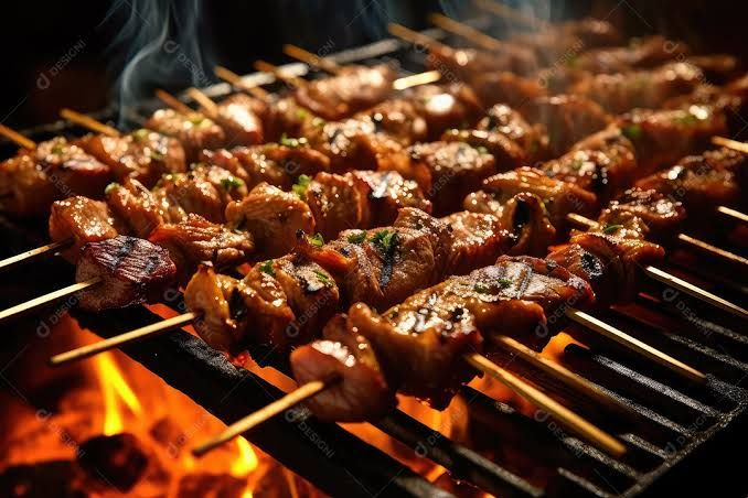 Mẹo ướp thịt nướng ngon
Phết dầu màu điều giúp màu vàng đỏ, bóng đẹp và giữ ẩm.
Thêm trứng gà vào hỗn hợp ướp giúp kết dính gia vị và tạo độ mềm khi nướng.
Dùng túi zip loại bỏ không khí giúp thịt thấm đều nhanh hơn.
Dùng giấy bạc hoặc lót lá chuối giữ ẩm, tránh khô – đặc biệt khi nướng xiên.