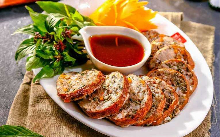 Giới thiệu tổng quan về món dồi sụn
Dồi sụn là sự kết hợp hài hòa giữa phần sụn heo giòn sần sật và nhân thịt thơm béo. Món này thường được nướnghoặc chiên, mang hương thơm cuốn hút, thích hợp nhâm nhi cùng bạn bè và gia đình vào dịp cuối tuần.
Không chỉ là món ăn vặt ưa thích, dồi sụn còn là lựa chọn lý tưởng cho các buổi tiệc BBQ, picnic hoặc lai rai cùng tụ tập bạn bè.
Trong bài viết này, yêu bếp núc sẽ hướng dẫn cách làm dồi sụn bao gồm từ nguyên liệu, bí quyết sơ chế, cách nhồi, nướng/chiên, tới mẹo bảo quản và gợi ý nước chấm giúp bạn chinh phục món ăn này ngay tại nhà.