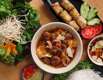 Đổi căn lề chữ
10 Loại Bún Việt Nam – Hương Vị Đặc Sắc Từ Bắc chí Nam
Ẩm thực Việt Nam nổi bật với sự đa dạng và phong phú, trong đó bún là món ăn quen thuộc, xuất hiện từ bữa sáng đến tối. Mỗi vùng miền đều có những món bún đặc trưng, mang đậm dấu ấn văn hóa và hương vị riêng biệt. Dưới đây là danh sách 10 loại bún nổi tiếng mà bạn không thể bỏ qua khi khám phá ẩm thực Việt Nam.
Ẩm thực Việt Nam nổi bật với sự đa dạng và phong phú, trong đó bún là món ăn quen thuộc, xuất hiện từ bữa sáng đến tối. Mỗi vùng miền đều có những món bún đặc trưng, mang đậm dấu ấn văn hóa và hương vị riêng biệt. Dưới đây là danh sách 10 loại bún nổi tiếng mà bạn không thể bỏ qua khi khám phá ẩm thực Việt Nam.
1. Bún bò Huế – Hương vị đậm đà xứ Huế
Bún bò Huế là món ăn nổi tiếng của miền Trung, đặc biệt là thành phố Huế. Nước dùng được nấu từ xương bò và các loại gia vị như sả, ớt, tạo nên hương vị đậm đà, cay nồng đặc trưng. Sợi bún to, dai, ăn kèm với thịt bò tái, giò heo, huyết luộc và rau sống. Món ăn này không chỉ hấp dẫn bởi hương vị mà còn bởi màu sắc bắt mắt và cách trình bày tinh tế.
1. Bún bò Huế – Hương vị đậm đà xứ Huế
Bún bò Huế là món ăn nổi tiếng của miền Trung, đặc biệt là thành phố Huế. Nước dùng được nấu từ xương bò và các loại gia vị như sả, ớt, tạo nên hương vị đậm đà, cay nồng đặc trưng. Sợi bún to, dai, ăn kèm với thịt bò tái, giò heo, huyết luộc và rau sống. Món ăn này không chỉ hấp dẫn bởi hương vị mà còn bởi màu sắc bắt mắt và cách trình bày tinh tế.
2. Bún chả – Đặc sản Hà Nội
Bún chả là món ăn đặc trưng của Hà Nội, nổi tiếng với thịt nướng thơm lừng. Thịt ba chỉ hoặc chả viên được tẩm ướp gia vị, nướng trên than hoa, ăn kèm với bún tươi, rau sống và nước mắm chua ngọt. Món ăn này thường được thưởng thức vào bữa trưa hoặc chiều, mang đến cảm giác ấm cúng và ngon miệng.
