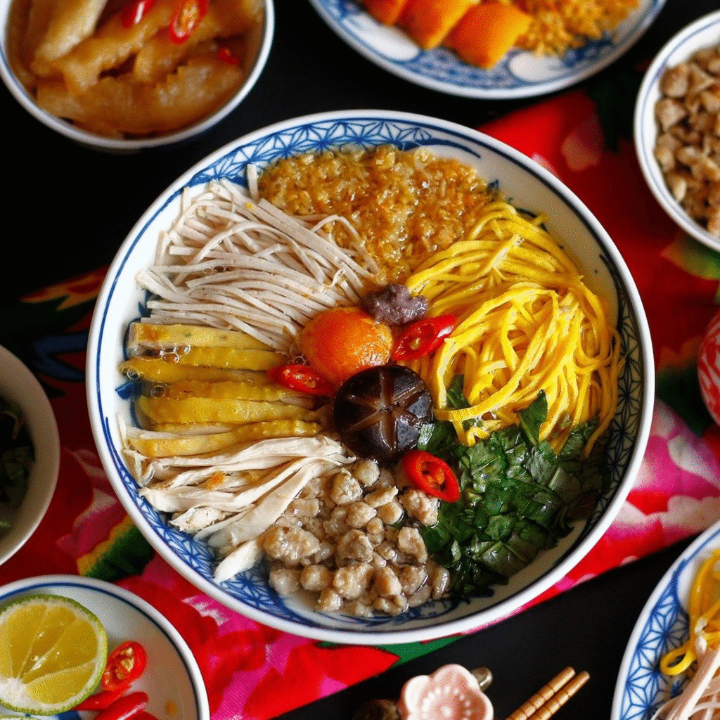 8. Bún thang – Đặc sản Hà Nội
Bún thang là món ăn tinh tế, đặc trưng của Hà Nội. Nước dùng được nấu từ xương gà, kết hợp với trứng vịt, giò lụa, nấm hương và rau răm, tạo nên hương vị thanh nhẹ, dễ chịu. Sợi bún mảnh, ăn kèm với các nguyên liệu trên, mang đến cảm giác thanh tao và bổ dưỡng.