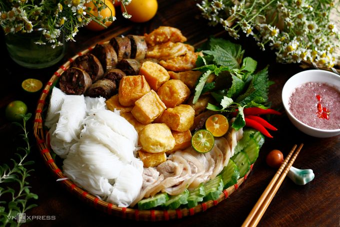 9. Bún đậu mắm tôm – Hương vị Hà Nội
Bún đậu mắm tôm là món ăn đặc trưng của Hà Nội, nổi bật với hương vị đậm đà của mắm tôm. Bún được ăn kèm với đậu phụ chiên vàng, chả cốm, thịt luộc và rau sống, chấm với mắm tôm pha chế đặc biệt. Món ăn này mang đến hương vị đặc trưng, khó quên cho thực khách.