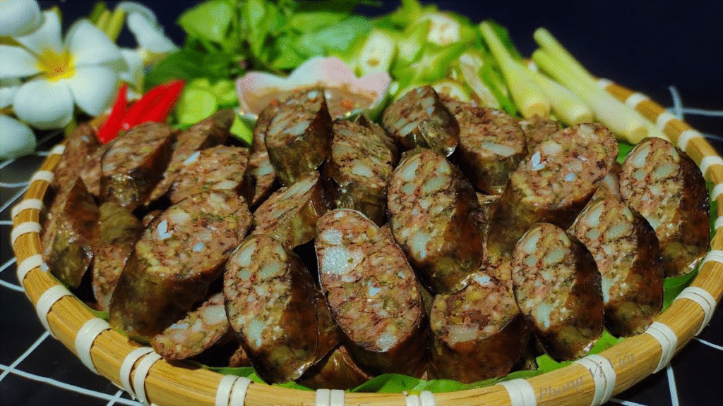 Thưởng thức & kết hợp nước chấm
Dồi ngon nhất khi còn nóng hổi, giòn ngoài, sần sật bên trong.
Kết hợp nước chấm như: nước mắm chua ngọt, tương ớt, hoặc tương cà trộn tỏi, ớt. Có thể thêm chanh/lime cho thêm sắc hương vị.
Có thể dùng kèm rau sống (rau răm, xà lách), dưa leo hoặc kim chi để món ăn không bị ngán.