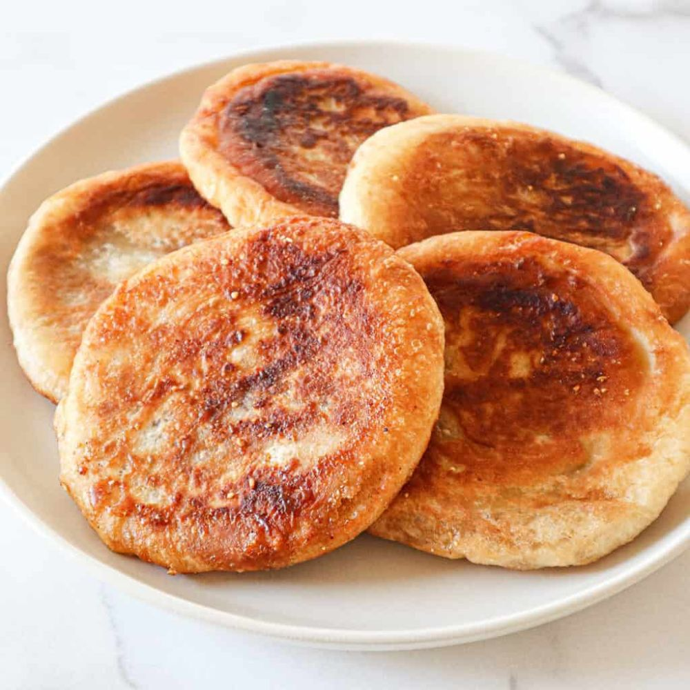 Hotteok (호떡), hay còn gọi là "bánh hotteok", là một loại bánh pancake nhồi nhân ngọt truyền thống nổi tiếng trên khắp đường phố Hàn Quốc. Với lớp vỏ ngoài giòn, phần nhân ngọt, dẻo hoặc giòn tùy loại nhân, bánh thường có nhân gồm đường nâu, mật ong, hạt đậu phộng, hạt óc chó và quế - Nguồn kham khảo từ Wikipedia.

Món bánh này  theo thời gian được mọi người yêu thích và đã biến tấu bánh hotteok phô mai – với nhân phô mai béo ngậy, trong khi lớp vỏ bánh vẫn giữ được độ giòn – đã trở thành một phiên bản thơm ngon, lạ miệng, rất được ưa chuộng của mọi người. Sự hòa quyện giữa  hương vị mặn béo của phô mai và vỏ bánh giòn ấm, tạo nên trải nghiệm ăn cực kỳ đã miệng và nhớ lâu.

Yêu bếp núc sẽ hướng dẫn chi tiết Cách Làm Hotteok Phô Mai chuẩn, dễ làm tại nhà – từ khâu chuẩn bị đến gợi ý biến tấu!