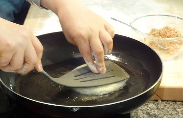 Bước 3: Chiên bánh

Làm nóng chảo với một lớp dầu mỏng ở lửa trung bình.

Đặt mỗi viên bột lên chảo, mặt gói hướng xuống đáy chảo. Chiên khoảng 40–60 giây đến khi mặt dưới vàng nhẹ. 

Lật bánh, dùng muỗng hoặc dụng cụ ép nhẹ để làm bánh dẹt, đều. Chiên thêm khoảng 1–2 phút cho cả hai mặt vàng giòn và nhân phô mai tan chảy. Nhiệt trung bình–thấp để vỏ giòn và nhân không chảy ra quá nhanh hoặc bị cháy. 

Khi bánh vàng đều, vớt ra, đặt lên giấy thấm dầu để ráo dầu, giữ độ giòn.