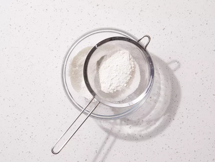 Trộn nguyên liệu khô
Lấy cái tô lớn ray cho bột mì, baking powder, baking soda, muối trộn đều tất cả vào với nhau.