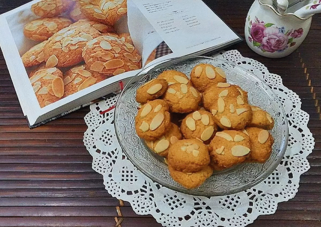 Bánh quy dừa hạnh nhân kết hợp tuyệt vời giữa vị ngọt thơm của dừa sấy khô, béo béo từ bơ và hương bùi giòn của hạnh nhân. Khi thưởng thức, vỏ giòn tan, bên trong mềm ngọt xen chút bùi nhè nhẹ — vừa giàu chất, vừa ngon miệng. Đây là món bánh lý tưởng cho trà chiều, làm quà tặng hay chiêu đãi khách khứa với vẻ ngoài hấp dẫn và hương vị khó quên. Các bạn hãy cùng tìm hiểu cách làm bánh quy dừa hạnh nhân của yêu bếp núc dưới bài viết này nhé!