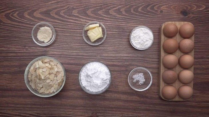 Nguyên liệu làm bánh quy dừa hạnh nhân

Dưới đây là danh sách nguyên liệu cần phải chuẩn bị cho món bánh quy dừa hạnh nhân

Bột mì đa dụng: 150 g 

Bơ nhạt: 120 g để ở nhiệt độ phòng

Trứng gà: 1 quả 

Đường trắng: 60 g và đường nâu: 70 g 

Baking soda (muối nở): ½ tsp và muối tinh: ¼ tsp 

Vụn dừa sấy khô: 100 g 

Hạnh nhân lát hoặc nguyên hạt tùy chọn (để lăn viên bánh) 

(Tùy chọn thêm: vani để thơm hơn — nếu thích)