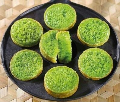 Bước 6: Bảo quản và thưởng thức món bánh bò hấp lá dứa
Bảo quản trong ngăn mát tủ lạnh từ 3–5 ngày.
Khi ăn, có thể hâm nóng bằng lò vi sóng 20–30 giây để bánh mềm lại như mới.
Gợi ý ăn kèm nước cốt dừa ấm: pha nước cốt dừa, sữa đặc và muối, làm sánh với bột năng, thưởng thức cùng bánh bò lá dứa rất hợp vị.