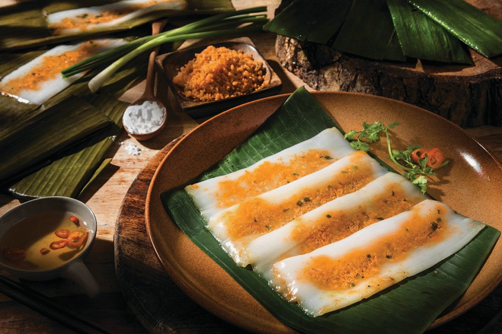 Bánh nậm là một món bánh đã có trong dân gian xưa giờ, nó là món ăn đặc trưng của vùng miền Trung, đặc biệt phổ biến ở vùng đất cố đô Huế. Chiếc bánh với lớp bột mỏng dẻo mềm, kết hợp với nhân tôm – thịt thơm béo và hương thơm nhẹ nhàng của lá chuối, đem đến cho người ăn cảm giác ăn hoài không bị ngán, bánh nậm chinh phục vị giác từ cái nhìn đầu tiên. Hôm nay yêu bếp núc sẽ hướng dẫn cho mọi người cách làm bánh nậm miền Trung cực ngon dưới bài viết này nhé!