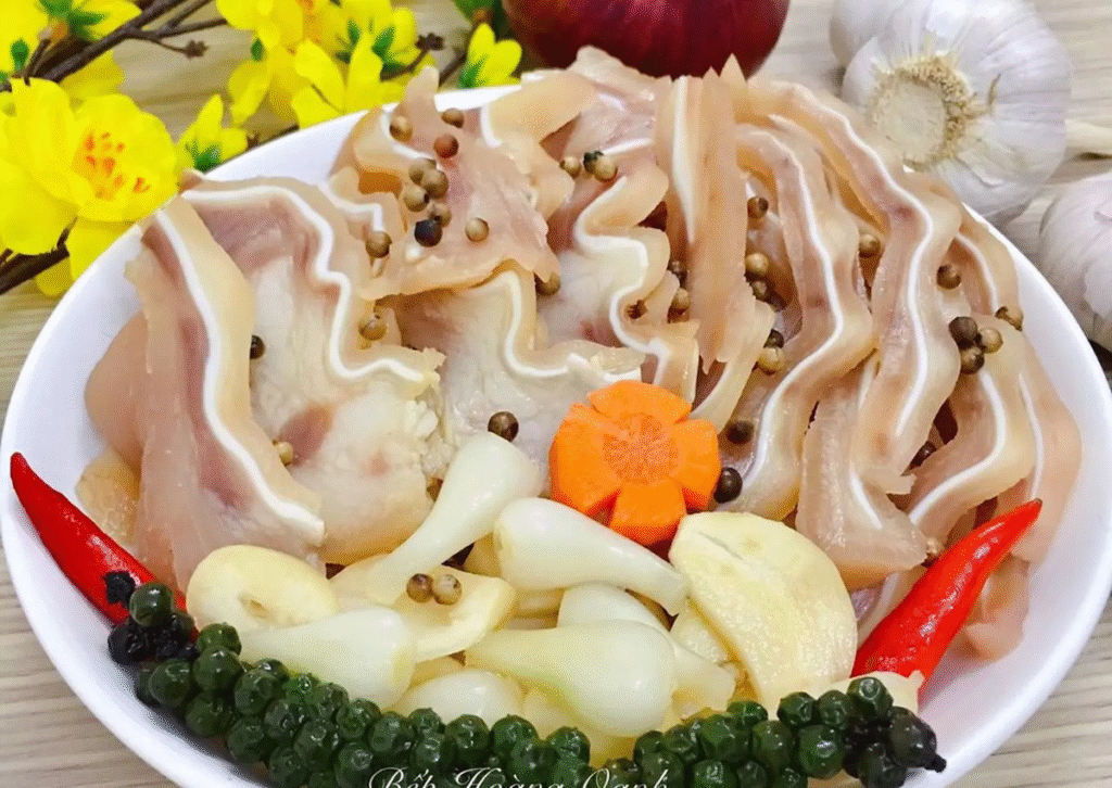 Giới thiệu
Món tai heo ngâm nước mắm chua ngọt là lựa chọn lý tưởng để cân bằng các món giàu dầu mỡ, nhất là trong dịp Tết. Vị giòn sần sật, đậm đà, dễ ăn và dễ ghiền. Bài viết này của yêu bếp núc sẽ giúp bạn hướng dẫn cách làm tai heo ngâm nước mắm chua ngọt ngon chuẩn nhà hàng — dễ, nhanh, nhưng vẫn giữ đúng độ giòn, đậm vị và an toàn vệ sinh. Các bạn hãy cùng bắt tay vào bếp với mình nhé!