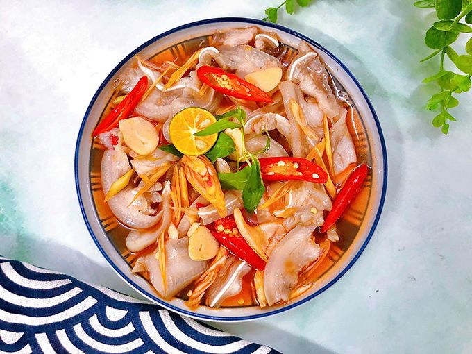 Hãy ăn kem với cơm trắng: Lấy tai heo lên cơm trắng nóng, ăn kèm với cóc và cà rốt để cân bằng khiến món ăn thêm ngon hơn.
Cuốn bánh tráng: Tai heo ngâm mắm kết hợp với bánh tráng, rau sống, bún tươi kèm thêm nước mắm ngâm chua ngọt.
Làm món nhậu: Tai heo ngâm mắm kết hợp với bia hoặc rượu sẽ làm món ăn rất lý tưởng trong hội họp gia đình, bạn bè.
Món gỏi: Trộn cùng với các loại quả chua như xoài xanh, tắc, cóc, me,... rưới thêm nước mắm chua ngọt, rau răm, ớt tươi, cùng lạc rang.