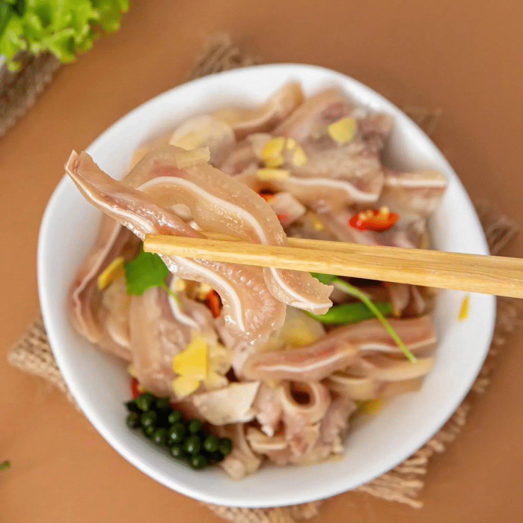 Bảo quản kéo dài sử dụng tai heo ngâm nước mắm chua ngọt
Để có thể làm tai heo ngâm nước mắm chua ngọt bảo quản được lâu mà vẫn giữ được hương vị thơm ngon thì bạn hãy tiến hành theo như sau:
Phải sơ chế tai heo thật sạch và kĩ lưỡng: Bạn phải làm sạch tai heo cẩn thận để loại bỏ toàn bộ bụi bẩn bám trên bề mặt. Dùng muối để chà sát phần bề mặt của tai heo để loại bỏ mùi hôi và những vi khuẩn. Sau cùng làm sạch sâu khử mùi bằng rượu.
Vệ sinh sạch sẽ đồ dùng vật dụng trong lúc nấu và bảo quản để tránh có thể lây nhiễm những vi khuẩn có thể làm hỏng món ăn.
Hãy đậy kín nắp hũ sau mỗi lần sử dụng, bảo quản trong ngăn mát của tủ lạnh, và tránh ánh nắng trực tiếp của mặt trời.
Nếu dùng tủ lạnh, có thể giữ được từ 1–2 tháng nếu bảo quản đúng cách.