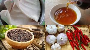 Chuẩn bị nguyên liệu làm tai heo ngâm nước mắm
Danh sách cần chuẩn bị để làm món tai heo ngâm nước mắm chua ngọt:
Tai heo: 2–3 cái (khoảng 700g–1kg), chọn tai heo màu hồng hồng, đàn hồi tốt, không có mùi lạ. Để đảm bảo món ăn được tươi ngon và giữ được lâu.
Gia vị sơ chế: muối hạt, giấm hoặc nước cốt chanh, rượu gừng. Giúp loại bỏ mùi hôi của tai heo.
Gia vị luộc: gừng, sả, hành tím (tùy khẩu vị).
Gia vị ngâm: nước mắm, đường, giấm (có thể pha tỉ lệ như sau: 300 ml nước mắm, 400 ml nước lọc, 400 ml giấm, 200 g đường).
Gia vị ngâm cùng tai heo: tỏi thái lát, ớt,cóc, cà rốt tiêu hạt xanh, sả đập, quế/hồi (tuỳ theo sở thích).