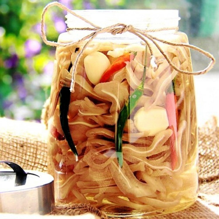 Xếp tai heo & ngâm đúng chuẩn
Dùng hũ thủy tinh bằng cách tráng nước sôi, lau khô để bảo quản tai heo.
Cuộn hoặc xếp tai heo đẹp mắt theo ý thích, sau đó xen kẽ tỏi, ớt, cóc, cà rốt, tiêu, sả hoặc quế, hồi,...
Đổ nước mắm đã nguội ngập toàn bộ tai. Nếu muốn chắc chắn có thể bỏ thêm bịch nước chèn bên trên phần nắp lọ.
Để tai heo ở nhiệt độ phòng khoảng từ 2-3 ngày để tai heo bắt đầu ngấm gia vị là bạn có thể thưởng thức món tai heo ngâm mắm thơm ngon