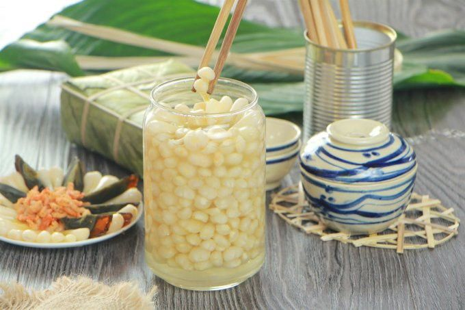Mẹo “vàng” để dưa kiệu trắng giòn và hấp dẫn
Để làm ra món dưa kiệu trắng giòn thì mọi người hãy để ý những mẹo dưới đây của mình nhé:
Chọn củ kiệu đúng loại: Nên chọn kiệu ta hoặc kiệu Huế, thân nhỏ, eo rõ – đảm bảo giòn và trắng đẹp mắt .
Không cắt quá sâu vào gốc: Giữ lại phần đuôi để kiệu không ngấm nước và nhũn khi muối.
Phơi nhẹ thay cho nắng gắt: Phơi trong nhà hoặc sấy nhẹ giữ kiệu ráo mà không mất độ giòn hoặc trắng.
Đảm bảo phần nước ngâm dưa kiệu nguội hoàn toàn: Nếu nước còn nóng, sẽ làm kiệu mềm và dễ hỏng.
Sử dụng hũ thủy tinh, sạch và khô: Quan trọng để tránh vi khuẩn còn trong hũ và đảm bảo quá trình ngâm lên men đúng cách.