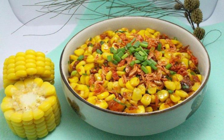 5. Mẹo & biến tấu

Sáng tạo thêm: thêm phô mai Mozzarella, tôm khô, lạp xưởng, hến, hay biến tấu nước mắm chua cay theo khẩu vị 

Lưu ý chọn nguyên liệu: ưu tiên bắp nếp Hội An hoặc ngô nếp tươi để thơm ngọt hơn; dầu dùng nên có mùi nhẹ để không át vị bắp 

Xào với lửa vừa và đảo đều để bắp chín đều mà không cháy