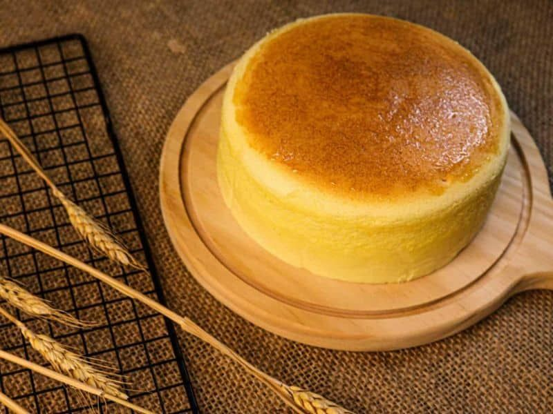 Làm cốt bánh bông lan trà sữa
Làm nóng lò nướng ở nhiệt độ 180 độ C
Lấy khuôn bánh khoảng 15 cm ( khuôn bánh 6 inch) với lớp giấy nến dưới.
Lấy một cái tô lớn cho bột đã được ray khuấy đều với baking powder, muối và gói trà đã được xay và ray mịn.
Chia nhỏ phần bột đã trộn vào tô nhỏ hơn, trộn thêm trà sữa, lòng đỏ trứng, dầu ăn và một vài nguyên liệu khô.
Dùng máy đánh trứng đánh cho phần lòng trắng trứng tạo thành khối mịn bắt đầu bỏ thêm đường vào trộn đến khi hỗn hợp bông cứng và đường tan hết khoảng 6-8 phút
Trộn hỗn hợp bột mì với hỗn hợp lòng trắng trứng theo tỉ lệ 1:3, không cần trộn quá kĩ.
Sau đó đổ hỗn hợp vào khuôn bánh và nướng trong khoảng 35-40 phút.
Để bánh nguội và úp nược khuôn cho đến khi bánh nguội hoàn toàn trước khi cho hỗn hợp kem trứng vào.