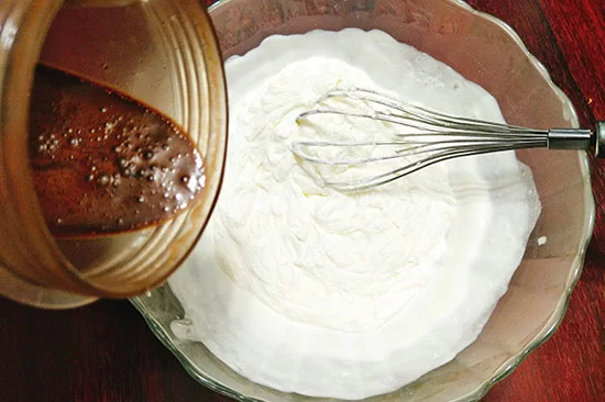Hướng dẫn làm phần kem chocolate 

Bước 1: Cho phần kem đặc và đường vào một âu rồi dùng máy trộn đánh trứng trộn trong khoảng 3-4 phút ở tốc độ cao, đánh cho đến khi thu được hỗn hợp bông mềm.

Bước 2: Ray bột ca cao cho mịn rồi bỏ vào hỗn hợp kem đánh cho đến khi thu được hỗn hợp bông cứng.

Bước 3: Cho vào tủ lạnh cho đến khi bạn sử dụng đến nó.