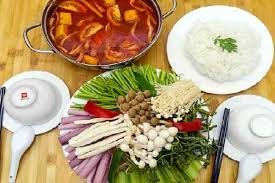 Nguyên liệu chuẩn bị nấu lẩu thái chay (cho 4–6 người)
Nước dùng:
Để có phần nước dùng được thanh ngọt đậm đà thì việc kết hợp hài hòa giữa các vị rau củ với nhau là điều rất quan trọng. Nó là bước quyết định đến độ ngon của món ăn.
2 trái dừa xiêm lớn tương đương với 1,5–2 lít nước dừa
1 trái dứa cỡ vừa ăn
Cà rốt, củ cải trắng, bắp ngọt (khoảng 200–300g mỗi loại)
Rau và nấm:
200–300 g nấm rơm
100 g nấm bào ngư, nấm kim châm (tùy thích)
Rau ăn kèm: rau muống, cải thảo, giá đỗ, rau cần, kèo nèo…
Đạm thực vật:
Đậu hũ chiên và đậu hũ non (mỗi loại khoảng 150g)
Tàu hũ ky, chả quế chay, hoặc mì căn tùy chọn
Gia vị & rau thơm:
Sả (6 cây), gừng (10–15 g), riềng (nếu dùng)
Lá chanh (6–10 lá vò nhẹ), hành boa rô, ớt tươi (1–3 trái tuỳ vị cay)
Gia vị: muối, đường phèn, hạt nêm chay, nước mắm chay hoặc tương xì dầu, nước cốt me hoặc nước cốt chanh.