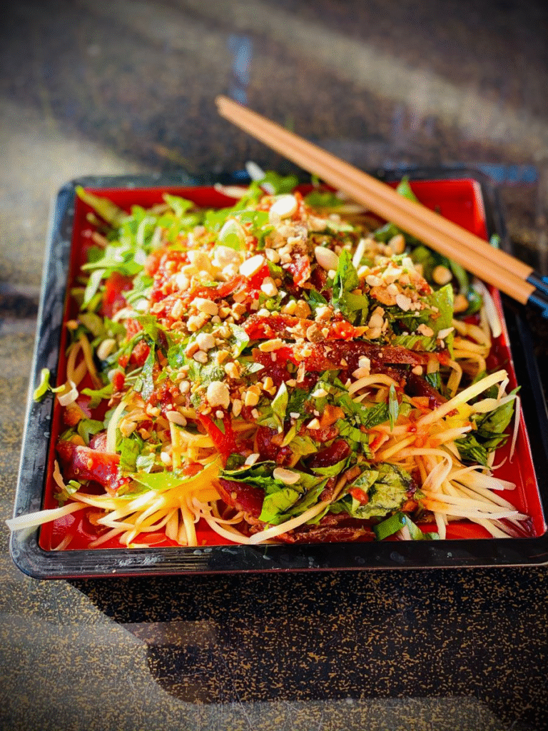 Mẹo nhỏ để món gỏi đu đủ khô bò đẹp, đậm đà, không bị mềm, bị ỉu

Đu đủ bào sợi nên để ráo nước thật tốt trước khi trộn.

Chỉ trộn vừa ăn – nếu trộn sớm quá món sẽ ra nước, đu đủ bị héo.

Nêm nước trộn từ từ – thử nước trộn trước khi đổ hết vào gỏi để tránh bị quá mặn hoặc quá chua.

Khô bò nên là loại ngon, có vị vừa, không bị quá ống dầu – nếu khô bò quá mỡ sẽ khiến gỏi bị ngấy.

Đậu phộng rang nên giã nhẹ chứ không giã nát để giữ độ giòn.

Khi dùng chanh, nên vắt trực tiếp trước khi trộn để giữ hương vị tươi.