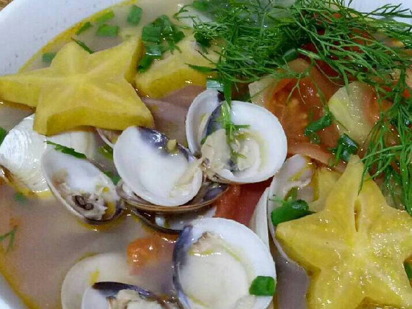 3. Nghêu hấp khế chua

Giới thiệu thêm một cách hấp thú vị, biến thể từ canh nghêu truyền thống để món hấp thêm độc đáo.

Gợi ý: Nghêu hấp khế chua – tổng hòa vị chua ngọt và mắm nghêu đậm đà.

Nguyên liệu:

Nghêu 1 kg, khế chua, cà chua, nước luộc nghêu, thì là (hoặc rau mùi), gia vị canh chua, ớt, tiêu.

Cách làm:

Ngâm và luộc nghêu, lọc lấy thịt và nước luộc trong.

Xào sơ thịt nghêu với hành tím, rồi ướp nhẹ với gia vị.

Đun nước luộc nghêu + chút nước lọc, thêm khế và cà chua, đun chín.

Thả nghêu vào, nêm gói gia vị canh chua, thêm thì là/rau mùi, tắt bếp .

Điểm nhấn:

Vị chua nhẹ của khế kết hợp ngọt thơm từ nghêu tạo cảm giác sảng khoái, mới lạ.

Gọn nhẹ, nhưng tinh tế — phù hợp cho bữa cơm ngày hè.

Gợi ý thêm:

Bạn có thể thử các biến thể như canh nghêu nấu khế, mít non hay rau mồng tơi — đều giữ được độ ngọt của nghêu, nhưng thêm độ thanh mát từ rau củ