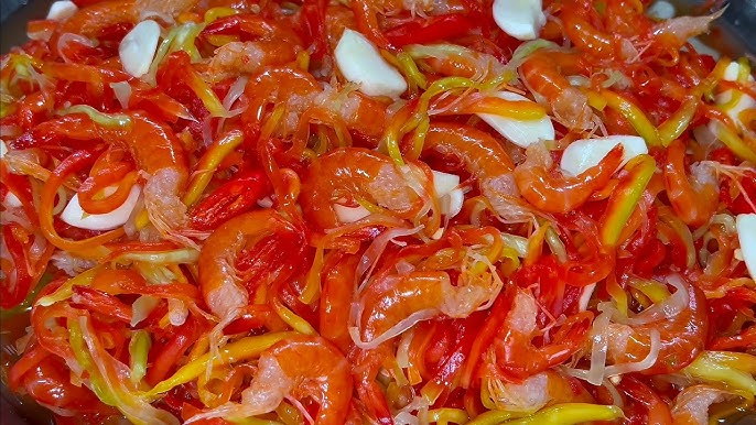 Gỏi đu đủ trộn mắm tép là món ăn dân dã, mang đậm hương vị Nam Bộ với cái chua nhẹ của đu đủ, vị mặn ngọt của mắm tép, cùng với mùi thơm nồng của tỏi ớt. Món gỏi này rất thích hợp làm khai vị, ăn với cơm hay đơn giản để đổi vị trong những ngày nóng. Bài viết sau đây của yêu bếp núc sẽ hướng dẫn bạn cách làm gỏi đu đủ trộn mắm tép siêu ngon – từ chọn nguyên liệu, sơ chế, hòa trộn đến bày biện – đồng thời chia sẻ những mẹo nhỏ giúp món ăn càng thêm hấp dẫn.