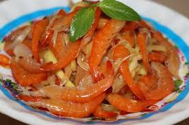 Trang trí và thưởng thức

Hãy làm theo bước dưới đây để có một món gỏi đu đủ trộn mắm tép siêu ngon lại còn vừa đẹp mắt nữa nhé:

Cho gỏi ra đĩa phẳng hoặc chén sâu, gắp đu đủ thành cánh quạt hoặc đống nhỏ ở giữa.

Trang trí xung quanh bằng rau thơm, lát ớt đỏ để tạo điểm nhấn màu sắc.

Có thể đặt vài lát chanh hoặc trái ớt to xung quanh làm điểm nhấn.

Khi ăn, ăn kèm với bánh tráng nướng hoặc bánh phồng tôm để tăng độ giác quan – vừa giòn vừa mặn mà.