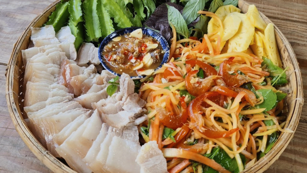 Biến thể & mẹo sáng tạo

Để món gỏi đu đủ trộn mắm tép thêm phần mới lạ hoặc phù hợp khẩu vị gia đình, bạn có thể thử những biến thể sau:

Thêm thịt hoặc hải sản: như thịt ba chỉ luộc, tôm luộc, mực nướng, hoặc thậm chí cá khô xé miếng nhỏ để tăng độ đậm đà.

Thêm trái cây: như xoài xanh thái sợi, táo xanh hoặc cóc giúp tăng sự tươi mát và độ giòn khác nhau.

Điều chỉnh độ cay: nếu bạn không ăn cay nhiều thì dùng ớt ngọt hoặc giảm lượng ớt; nếu muốn cực cay thì dùng ớt hiểm.

Dùng me thay chanh: giúp có vị chua nhẹ, hơi chát thơm nếu bạn thích hương vị đặc biệt.

Thay đậu phộng bằng hạnh nhân hoặc hạt điều rang: nếu thích hương vị đậm đà, phong phú hơn.