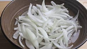 Xử lý hành tây

Lột vỏ, thái lát mỏng: Cắt hành tây thành lát rất mỏng (khoảng độ dày 1–2 mm).

Ngâm nước đá / nước muối loãng: Ngâm hành trong nước đá hoặc nước muối loãng khoảng 10 phút để giảm độ cay, độ hăng, giúp hành giòn. Rồi vớt ra, để ráo.

Nếu muốn mềm hơn: Có thể trộn thêm 1 thìa dầu mè hoặc 1 ít đường để hành tây mềm nhẹ, không quá hăng.