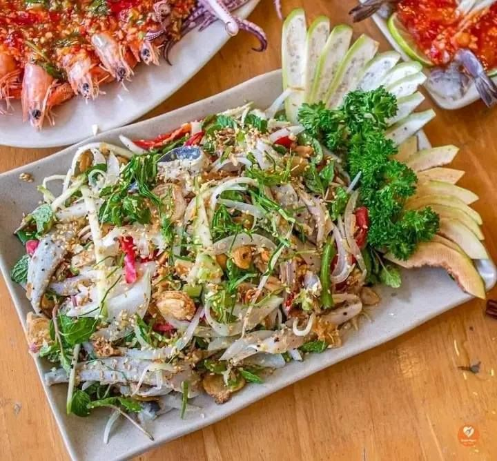 Gỏi sứa (còn gọi là nộm sứa) là món ăn dân dã, thường xuất hiện trong ẩm thực miền biển Việt Nam. Món ăn gây “thương nhớ” bởi độ giòn sần sật của sứa hòa quyện với vị chua ngọt dịu của nước trộn và hương thơm nhẹ của rau sống, hành tỏi. Chính sự tươi mát, thanh nhã mà gỏi sứa rất hợp để làm món khai vị trong các bữa tiệc, hoặc món ăn đổi vị trong ngày hè nóng bức.