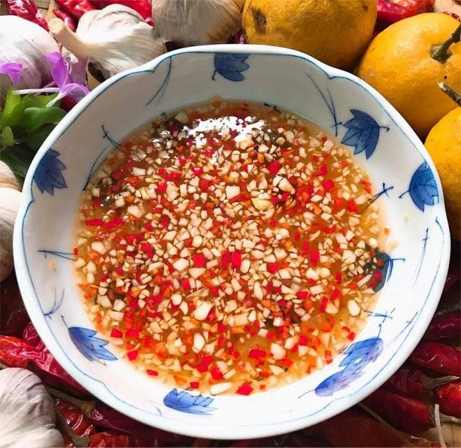 Bước 3: Pha nước trộn gỏi – linh hồn của món ăn

Gỏi sứa ngon hay không phần lớn nhờ nước trộn. Bạn cần cân bằng 4 vị mặn – ngọt – chua – cay. Dưới đây là công thức tham khảo:

2–3 muỗng canh nước mắm

2 muỗng canh đường

1–2 muỗng canh nước cốt chanh hoặc giấm

½ muỗng cà phê muối (nếu cần)

Tỏi băm + ớt băm

Cách làm:

Trong một chén nhỏ, cho đường + muối + nước mắm + nước cốt chanh, khuấy đều cho đường tan hoàn toàn.

Thêm tỏi + ớt băm, trộn nhẹ nhàng.

Nếm thử: nếu quá mặn thì thêm chút đường/ngược lại nếu chưa đủ chua thì thêm chanh.

Lưu ý: Nước trộn nên hơi đậm một chút vì khi trộn cùng sứa, rau củ sẽ làm loãng vị.