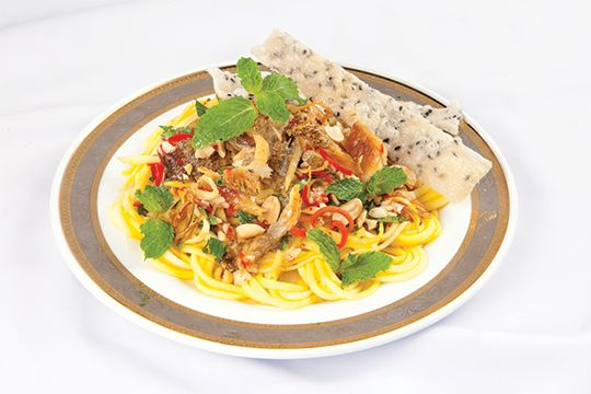 Gỏi xoài khô cá sặc là một món ăn dân dã, quen thuộc ở các tỉnh đồng bằng sông Cửu Long. Với vị chua của xoài xanh, vị ngọt dịu và chút cay của ớt, thêm mùi thơm của rau thơm, món gỏi này không chỉ kích thích vị giác mà còn dễ làm tại nhà.

Nếu bạn đang tìm một món khai vị hấp dẫn, đổi món cho bữa cơm gia đình hoặc đãi bạn bè, bài viết này yêu bếp núc sẽ hướng dẫn chi tiết cách làm gỏi xoài khô cá sặc ngon, chuẩn vị miền Tây, cùng các mẹo giúp gỏi không bị nát, món ăn giữ độ giòn, không bị đắng xoài và cân bằng vị mặn – ngọt – chua – cay.