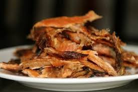 Sơ chế khô cá sặc

Rửa sơ khô cá sặc bằng nước để loại bỏ bụi hoặc cát bám trên bề mặt, rồi để ráo.

Bạn có thể nướng khô cá sặc trên than hoặc chiên nhẹ trong chảo không dầu để giữ độ giòn nhưng không để cá bị cháy.

Khi cá đã chín và hơi se, dùng tay tách xương (nếu có) và xé nhỏ thành những miếng vừa ăn.