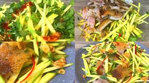 Trộn gỏi

Cho xoài đã sơ chế vào âu rộng, thêm khô cá sặc xé nhỏ.

Đổ từ từ nước trộn gỏi vào âu, dùng đũa nhẹ nhàng trộn đều để xoài ngấm đều nước trộn mà vẫn giữ độ giòn.

Tiếp theo cho hành tím thái mỏng, rau thơm vào — trộn nhẹ để không dập nát rau thơm.