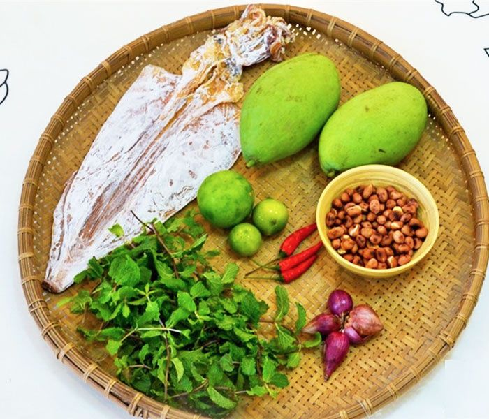2. Nguyên liệu chuẩn bị làm gỏi xoài khô mực

Trước khi bắt tay vào làm, bạn cần chuẩn bị các nguyên liệu sau:

Nguyên liệuSố lượng gợi ýGhi chú / lựa chọnKhô mực1 con (khoảng 100 – 150 g)Nên chọn những con mực có phấn, màu hồng nhạt- Thịt mực sẽ tươi và ngọt hơn.Xoài xanh1 – 2 quảLoại xoài keo hoặc xoài tượng, chọn những trái còn chưa chín, cương xanh - Để xoài không bị chín nhũn khi làm gỏiĐậu phộng (lạc)30 – 50 gRang chín, bóc vỏ, giã dập vừa phảiHành tím1 – 2 củPhi thơm hoặc thái lát mỏng tùy sở thíchTỏi2 tépBăm hoặc giã nhuyễnỚt tươi1 – 2 quảCó thể dùng ớt sừng, ớt hiểm tùy độ cay bạn muốnChanh / nước cốt chanh (hoặc tắc)1 quảĐể tạo độ chua tươi, trung hòa vịRau thơmRau răm, húng quế, húng lủi, rau mùi (tùy chọn)Rửa sạch, để ráo, cắt khúc nhỏGia vịNước mắm ngon, đường, muối, bột ngọt (nếu thích), dầu ănDùng nước mắm ngon để tăng vị đậm đà

Một vài lưu ý nhỏ:

Không nên chọn xoài đã chín hẳn vì sẽ bị mềm, ra nước nhiều.

Với khô mực, nếu nó quá khô, bạn có thể ngâm nhanh trong bia  ~5–10 phút để cho mềm và ngọt hơn trước khi nướng/chiên.