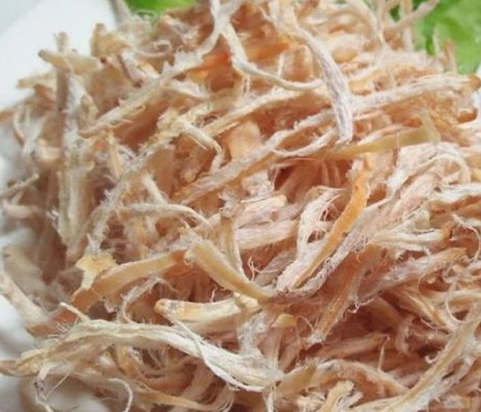 Bước 1: Sơ chế khô mực

Rửa sơ khô mực với nước sạch, nếu có bám phấn trắng nên nhẹ nhàng rửa để giữ lớp phấn mỏng làm tăng độ thơm khi nướng.

Lau hoặc để mực ráo nước.

Nướng sơ mực trên than hồng hoặc bếp ga cho đến khi mực săn lại và hơi xém cạnh — mực chuyển màu, dậy mùi thơm.

Bọc mực vào giấy sạch (giấy báo hoặc giấy bạc), dùng chày hoặc cán đập nhẹ để mực mềm, dễ xé.

Xé hoặc tước mực thành sợi nhỏ vừa ăn.