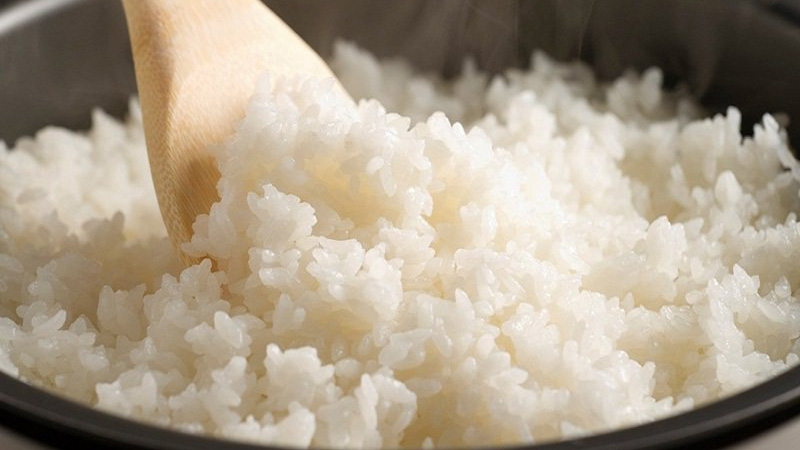 Bước 1: Nấu cơm & sơ chế cơm

Vo gạo sạch, nấu với nước vừa đủ để cơm có độ mềm, hơi dẻo nhưng không nhão.

Sau khi cơm chín, để nguội một chút nhưng vẫn còn ấm – nếu cơm quá nóng sẽ khó cuộn, nếu nguội lạnh sẽ khó dính.

Có thể trộn cơm với một chút muối, dầu mè hoặc dầu ăn để tăng hương vị, chống dính tay.
