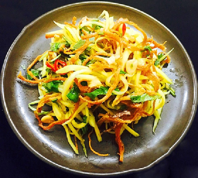 Bước 5: Trình bày & thưởng thức

Bày gỏi ra đĩa, trang trí thêm vài lá rau thơm, ớt tỉa, vài lát chanh mỏng nếu muốn.

Món gỏi xoài khô mực nên ăn ngay để giữ độ giòn, thơm.

Bạn có thể kèm thêm bánh tráng nướng, bánh phồng tôm, hoặc dùng như món khai vị, ăn chơi cùng bạn bè rất hợp.