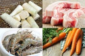 Nguyên liệu làm gỏi tôm thịt củ hũ dừa

Dưới đây là danh sách nguyên liệu để làm gỏi tôm thịt củ hũ dừa cho khoảng 3–4 người ăn (có thể tăng / giảm theo nhu cầu):

Thành phầnSố lượng gợi ýGhi chúCủ hũ dừa300 gcắt thành sợi vừa ănThịt ba chỉ (hoặc thịt nạc vai)200 gchọn thịt ba chỉ để có chút vị béo làm cho món ăn hài hòa hơn.Tôm tươi200 gChọn tôm tươi ngon, làm cho món tăng thêm độ ngọt của món ăn.Cà rốt½ củgọt vỏ, thái sợi nhỏ Dưa leo½ quảbỏ phần ruột, thái  thành sợi Tỏi2–3 tépbăm nhỏỚt1–2 quảbăm nhỏRau răm / ngò rí1 ítthái nhỏHành phi30–50 grắc lên khi ăn Đậu phộng rang30 ggiã thô rắc lên món gỏi Nước mắm100 mlTùy  theo khẩu vị có thể tăng hoặc giảmĐường trắng100 ghoặc ít hơn tùy khẩu vị Nước cốt chanh50 mlhoặc nước tắc thay thế Bột ngọt (nếu thích)5–10 gtùy khẩu vịRượu trắng / gừng / muối / hành tím1 thìa rượu, vài lát gừng, 1 củ hành tímdùng để khử mùi thịt và tôm