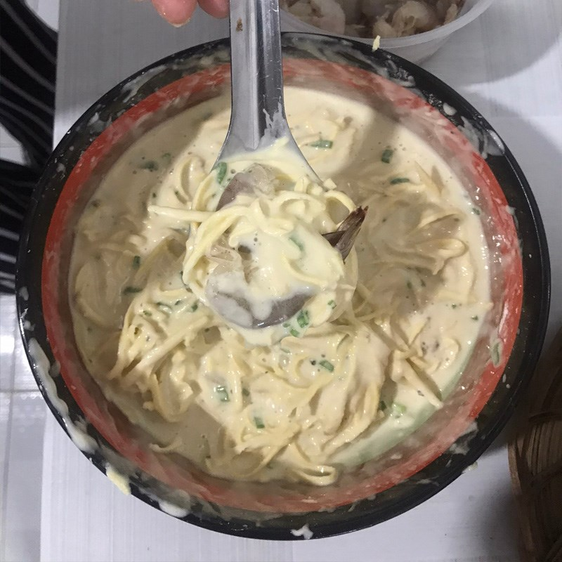 4. Trộn hỗn hợp khoai môn & tép với bột
Cho phần khoai môn thái sợi + tép đã ráo vào thau bột, nhẹ nhàng trộn đều để bột áo đều nguyên liệu.
Nếu muốn thêm chút ớt sừng thái lát mỏng hoặc hành lá thái nhỏ để món bánh thêm màu sắc và hương vị thì bạn có thể thêm bước này.