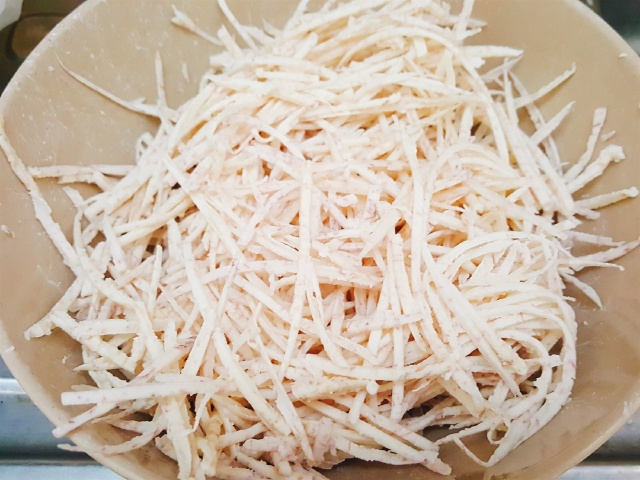 2. Sơ chế khoai môn
Gọt sạch vỏ khoai môn, sau đó ngâm khoai môn vào nước muối loãng khoảng 10–15 phút để loại bỏ nhựa và vị ngứa của khoai môn.
Xả lại với nước lạnh, để ráo.
Dùng dao hoặc bào để thái khoai môn thành sợi nhỏ hoặc hạt lựu nhỏ tuỳ thích. Việc thái nhỏ giúp khoai dễ trộn đều với tép và bột, bánh chín nhanh hơn.