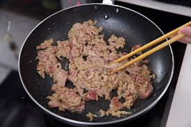 Thịt bò

Rửa sạch thịt bò, để ráo.

Thái lát mỏng (khoảng 2–3 mm) — thái ngang thớ để khi ăn thịt không bị dai.

Ướp thịt bò với 1 muỗng canh nước mắm, ½ muỗng cà phê tiêu, 1/2–1 muỗng cà phê tỏi băm, 1 muỗng cà phê dầu ăn hoặc dầu mè. Ướp ít nhất 10–15 phút.

Khi trộn gỏi, bạn có hai lựa chọn:

Cách xào sơ: Phi tỏi thơm, rồi cho bò vào xào nhanh lửa to, đảo đều cho bò vừa chín tới, giữ độ mềm ngọt.

Cách trụng / chần sơ: Đun sôi nước có chút muối và 1 muỗng canh dấm / giấm, cho bò vào chần qua trong 10–20 giây rồi vớt ngay (cách này giữ màu đỏ nhẹ đẹp mắt).

Cả hai cách đều ổn, tùy vào sở thích: nếu bạn thích thịt mềm và thấm gia vị hơn thì xào sẽ hợp; nếu muốn giữ tính “tươi” trong gỏi thì trụng sơ là lựa chọn tốt