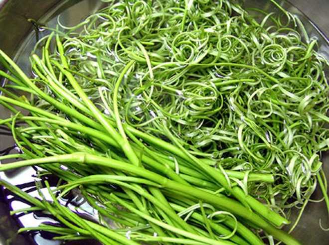 Rau muống

Lặt bỏ lá già, phần lá và cọng già cứng — chỉ giữ phần cọng non.

Rửa sạch nhiều lần để loại đất, cát.

Dùng dao chẻ dọc hoặc dùng bào chế thành sợi nhỏ (bào rau muống) — cách này giúp rau thấm đều gia vị khi trộn.

Ngâm rau muống chẻ vào thau nước lạnh có pha chút nước cốt chanh, hoặc thêm đá lạnh khoảng 5–10 phút. Đây là mẹo để rau giữ màu xanh đẹp, giòn và không bị thâm.

Vớt ra rổ để ráo nước.

Việc ngâm nước chanh + đá làm rau giòn hơn và giữ màu xanh tươi – cách này thường được nhiều công thức gỏi khuyên dùng.