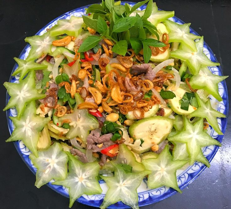 Sự giao thoa giữa vị chua – cay – ngọt – chát của gỏi bò bóp thấu khiến bất kỳ ai thưởng thức lần đầu cũng nhớ mãi. Đây là một trong những món gỏi đặc trưng trong ẩm thực miền Nam – hội tụ đủ các yếu tố: bò mềm, rau quả tươi mát, gia vị đậm đà. Vào những ngày hè nóng bức hay khi bạn muốn đổi vị cho bữa cơm gia đình, gỏi bò bóp thấu chính là lựa chọn lý tưởng.

Vậy làm sao để món gỏi này vừa thơm ngon vừa đẹp mắt, không bị nát hay đắng? Trong bài này, yêu bếp núc sẽ hướng dẫn bạn cách làm gỏi bò bóp thấu ngon đơn giản dễ làm tại nhà nhé!