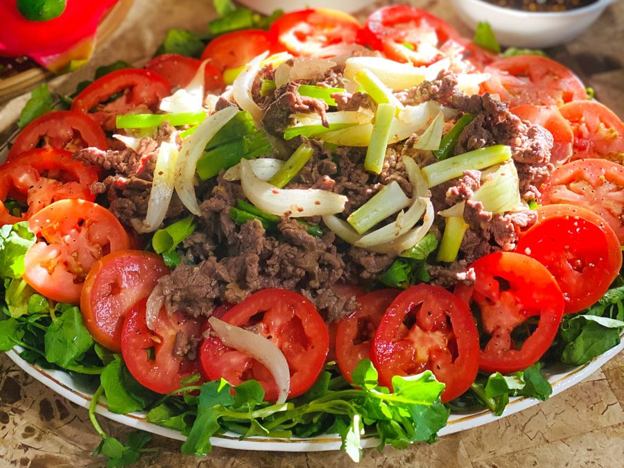 Bước 5: Trình bày & thưởng thức

Chọn tô hoặc đĩa rộng để gỏi có diện tích trải đều, nhìn bắt mắt.

Có thể trang trí thêm với vài lát ớt đỏ, vài sợi rau mùi, chút lạc trên mặt để tăng màu sắc.

Khi ăn, nên trộn nhẹ lại trước khi múc để phần nước trộn và gia vị lan đều.

Mẹo nhỏ: nếu món gỏi bò rau càng cua để lâu sẽ ra nước, rau sẽ bị mềm — nên trộn nước ngay trước khi ăn 10–15 phút để giữ độ giòn, tươi của rau và vị “tươi” của thịt bò.