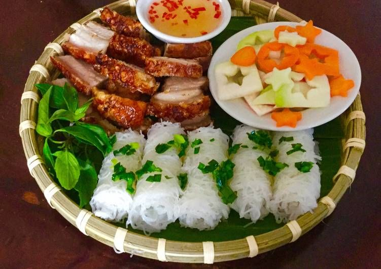 Trong bài viết này, yêu bếp núc sẽ chia sẻ cách làm bánh hỏi heo quay chi tiết mà mọi người có thể dễ dàng làm tại nhà, từ việc chọn nguyên liệu, ướp và quay heo sao cho da giòn, đến làm bánh hỏi và hoàn thiện món ăn với nước chấm chuẩn vị. Mình cũng hé lộ vài mẹo nhỏ mà nhiều người thường bỏ qua — để bạn có thể chinh phục món này ngay lần đầu làm. Cùng bắt tay thôi nào!