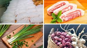 Chuẩn bị nguyên liệu & dụng cụ làm bánh hỏi heo quay

Nguyên liệu chính

Thành phầnGợi ý lượng / cách chọnGhi chú / mẹoThịt heo quaykhoảng 500 g (thường chọn ba rọi rút sườn)Loại có da dày, có chút mỡ để da giòn và thịt mềmBột gạo để làm bánh hỏi500 g (nếu bạn làm bánh hỏi từ đầu)Gạo tẻ ngon, ngâm kỹ qua đêm để bột mịn hơn Rau sống ăn kèmxà lách, rau thơm, kinh giới, dưa leo, giá đỗRửa sạch, để ráoGia vị ướp thịtmuối, tiêu, đường, hạt nêm, bột ngọt, ngũ vị hươngCó thể thêm dầu hào, nước mắm nếu muốn tăng vịGia vị cho phần da heo (làm giòn bì)muối hạt, chanh (hoặc dấm)Dùng để chà lên bề mặt của da heo trước khi quay Hành lá + dầu ănvài nhánh hành lá, dầu ănDùng để làm mỡ hành rưới lên bánh hỏi hoặc trang tríGia vị nước chấmnước mắm ngon, đường, chanh, ớt, tỏiTỉ lệ pha đúng sẽ là “linh hồn” của món ăn Đồ chua (nếu thích)cà rốt, củ cải trắng, dấm, đường, muốiĐồ chua giúp cân bằng vị béo của heo quay. Xem thêm: 3 công thức làm đồ chua ngon