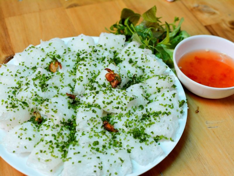 Ép / chẻ & hấp bánh hỏi

Chia bột thành các phần nhỏ (khoảng 6 – 8 phần) để dễ ép đều.

Đưa phần bột vào máy ép (khuôn bánh hỏi), tạo thành các sợi thật mảnh, liên tục.

Chuẩn bị nồi hấp cách thủy (nồi nước sôi, xửng đặt ở trên).

Đặt các tấm bánh hỏi vào xửng hấp, hấp khoảng 2 – 3 phút (tùy độ dày mỏng) đến khi bánh chín trong, không còn dính bột sống.

Nếu thích, sau khi hấp có thể rắc mỡ hành / lá hẹ đã được phi thơm lên mặt bánh để tăng mùi vị khi dùng.
