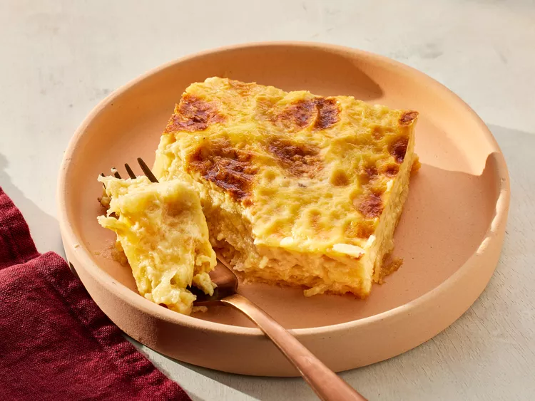 Bánh khoai mì nướng (cassava cake) là món bánh truyền thống đơn giản nhưng rất hấp dẫn với lớp vỏ giòn nhẹ và phần ruột mềm dẻo, thơm vị dừa, vị ngọt dịu. Món bánh này thích hợp làm món tráng miệng, ăn vặt hoặc đãi khách vào dịp cuối tuần. Trong bài viết này, yêu bếp núc sẽ hướng dẫn bạn từng bước làm bánh khoai mì nướng chuẩn, từ chọn nguyên liệu đến các mẹo nhỏ để bánh không bị ướt, không bị nứt.