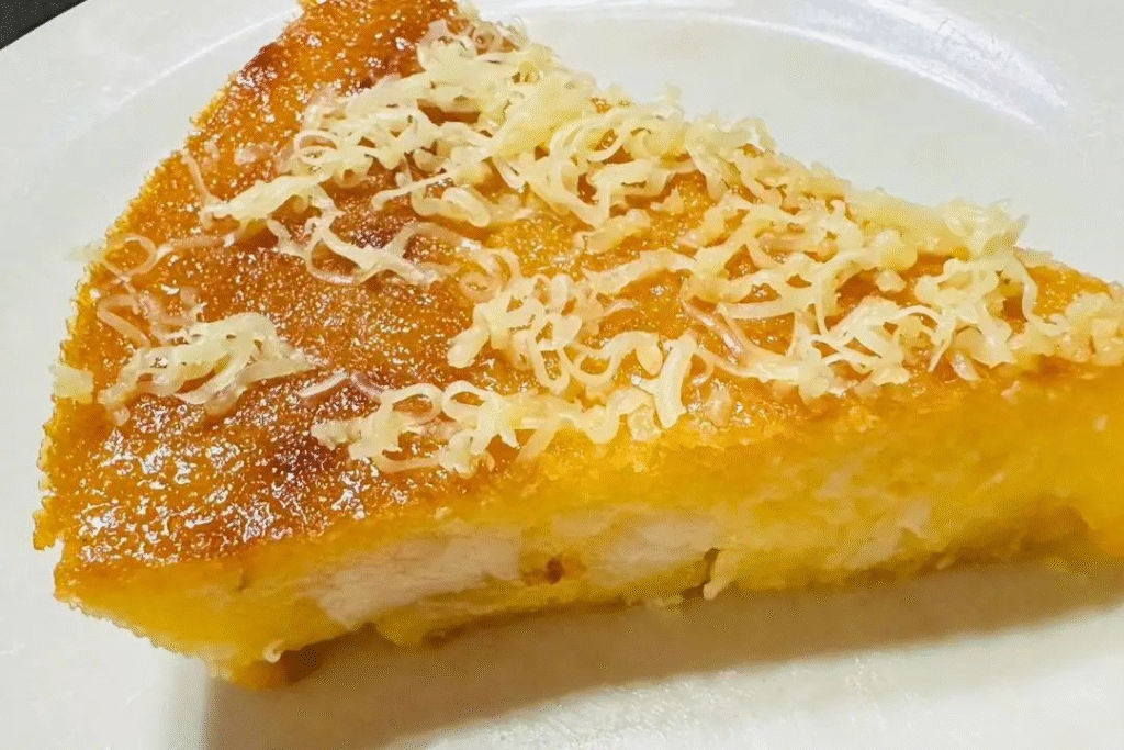 4. Bí quyết giúp bánh khoai mì nướng trở nên hoàn hảo

Chọn khoai mì tươi, không bị thâm đen — củ mới, sáng vỏ sẽ ít nước, ít chua.

Vắt kĩ nước khoai — loại bỏ hết phần nước trong để bánh không bị ướt, dễ chảy khi nướng.

Không trộn quá mạnh sau khi thêm trứng — trộn vừa đủ để giữ cấu trúc bột mềm mại.

Nướng 2 giai đoạn (nhiệt cao rồi hạ thấp) — giúp bánh có mặt vàng đẹp mà bên trong vẫn chín đều.

Dùng giấy bạc phủ mặt bánh khi cần — tránh mặt bánh nướng bị cháy quá sớm.

Tăng độ “đồng nhất” hỗn hợp — nếu hỗn hợp lợn cợn, rây qua để loại bớt phần lớn thô.

Không mở lò quá sớm trong 15–20 phút đầu — tránh làm bánh bị xẹp do không ổn định nhiệt.

Tinh chỉnh đường & muối theo khẩu vị — nếu bạn thích bánh không quá ngọt, giảm đường xuống 130–140 g cũng ổn.

Nếu muốn bánh dẻo hơn — có thể giữ lại thêm phần tinh bột lắng của khoai mì để trộn lại.